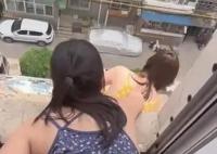 女子欲轻生邻居穿睡裙跑来劝解 女邻居的哭泣声深深地打动了女子
