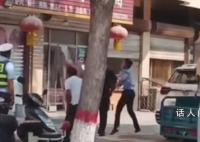 交警持木凳砸老人背部 警方调查