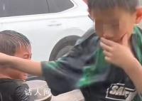 祖孙被困暴雨中夫妇邀上车避雨 并将三人安全送回家才离开