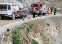 车辆坠江致5死 家属质疑路段无护栏