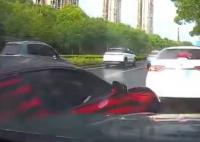 布加迪超跑强行加塞撞到宝马 宝马车主威胁和砸车