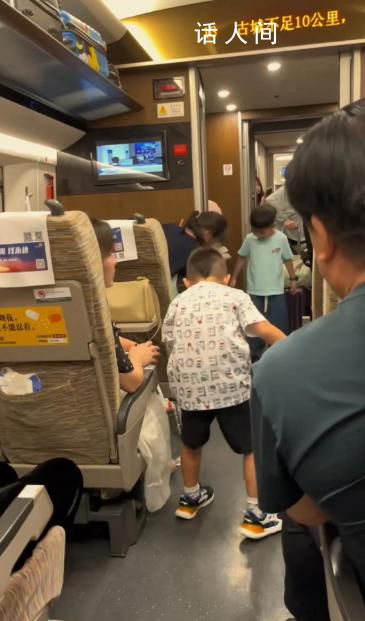 两男孩在高铁车厢踢球家长不制止 乘务人员也没有采取有效措施制止