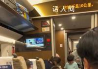 两男孩在高铁车厢踢球家长不制止 乘务人员也没有采取有效措施制止