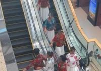 大妈霸占电梯拍视频阻拦他人乘梯 此事商场方面暂时没有接到反馈