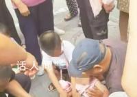 坠楼幼童父亲跪地感谢公交司机 向他表达感谢之情
