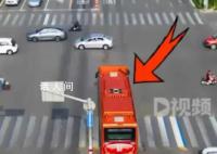 公交车闯红灯10秒让行救护车 目前正在接受进一步救治