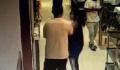 男子推搡店员称服务业低人一等 引发关注