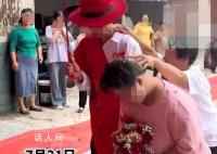 一对男女被按着头拜堂 知情人回应