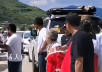 老太国道搭帐篷致堵车 路人理论被打