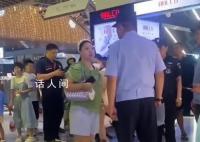 女子不配合执法还袭警被制服 多次试图推搡和踢踹警察