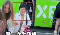 父母不懂英语从县城出国看女儿 让人们感受到亲情的力量