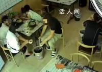 山西一饭店顾客吃米线倒醋洗碗 这种行为太浪费了