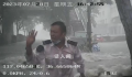 老人被冲倒 公交司机用车挡住激流