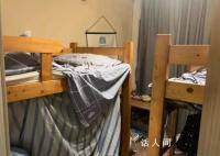 84平米的出租屋住了17人 放进去8张上下铺和1张单人床