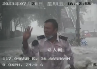 老人被冲倒 公交司机用车挡住激流