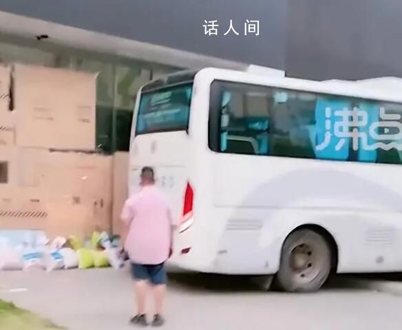 兰博基尼老板租4辆大巴挡台风 引起了广泛的热议