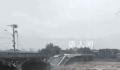 北京暴雨致一桥梁坍塌 有车辆被冲走