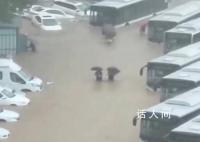北京暴雨已致2死 居民目睹有人昏迷