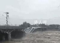 北京暴雨致一桥梁坍塌 有车辆被冲走