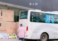 兰博基尼老板租4辆大巴挡台风 引起了广泛的热议