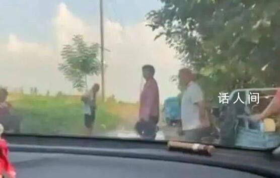 河南一地遇老人收过路费?当地回应