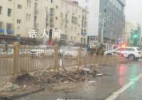 实拍洪水退后的北京门头沟城区 道路上残留不少树枝泥浆