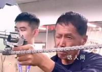 退役老人逛射击馆枪枪10环 连射五枪