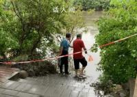 北京凉水河暴涨 仍有人越线捞鱼