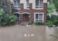河北一小区百余人受困 洪水漫过一楼