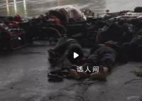 抢险一线的消防员们在桥底席地而睡 抢险任务紧急一定注意安全