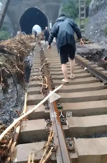 K396女乘客亲述徒步走出山区脱险 背着行李顺着铁轨穿越6个隧道