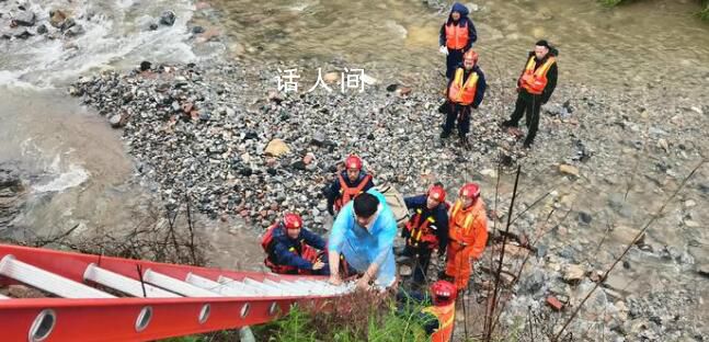 实探北京潭柘寺地区灾后情况 朝阳消防跨河流越障碍转移被困者