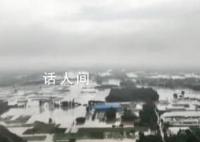 航拍涿州洪水:道路被淹仅剩树冠