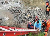 实探北京潭柘寺地区灾后情况 朝阳消防跨河流越障碍转移被困者