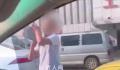 孕妇开车遭路怒男子强行别停砸车 吓得孕妇立即报警