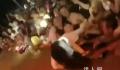 女歌手表演时被男观众拖下舞台 警方已介入处理此事