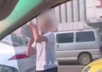 孕妇开车遭路怒男子强行别停砸车 吓得孕妇立即报警