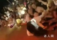 女歌手表演时被男观众拖下舞台 警方已介入处理此事