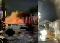 台风致浙江一地巨浪拍岸海水倒灌 路面多个排水口喷射水柱