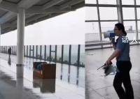 高铁客服回应雨天乘客打伞被制止 站台上有很多高压线打伞存在安全隐患