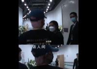 保安让王源出示自己演唱会的工作证 令人忍俊不禁