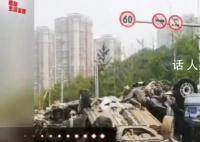 暴雨后北京街头堆积大量受损汽车 现场真的是一片狼藉