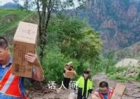被困列车旅客称曾6人分1瓶水 列车上有人成了主心骨