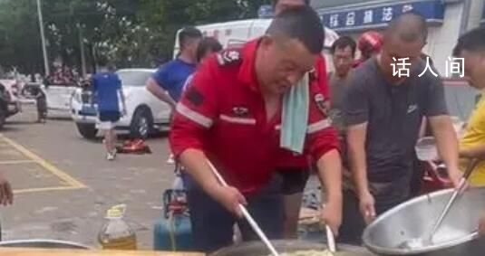 河南大哥涿州街头4小时做13锅烩面 网友：这面暖胃更暖心