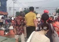 大巴司机突发疾病 连撞10多辆小车