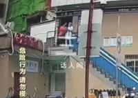 女子在楼梯上将护士推倒滚落 此事引起了网友们的广泛热议
