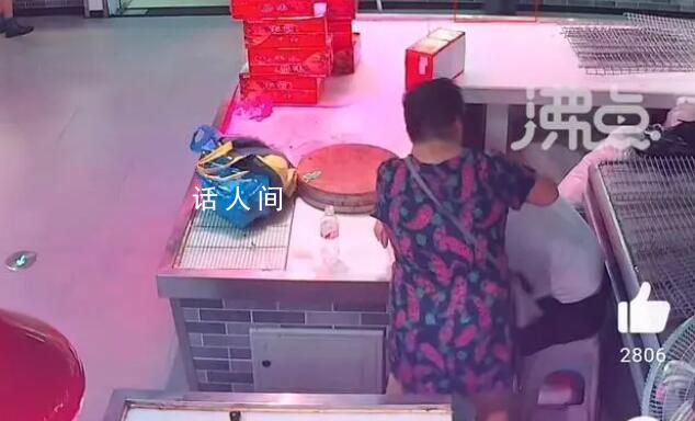 大妈误以老板中暑为其刮痧10分钟 试图为他解暑
