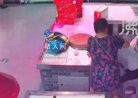 大妈误以老板中暑为其刮痧10分钟 试图为他解暑