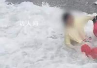 涠洲岛大浪扑上路面 游客险被冲海里