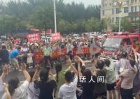 救援队陆续撤离涿州 居民夹道送别
